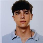 Profesor de inglés que imparte clases a niños de primaria o secundaria